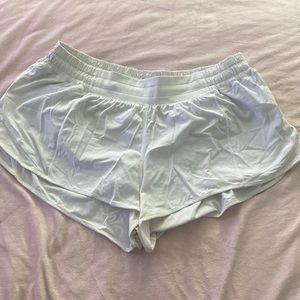 Lululemon white 2.5 hotty hot shorts